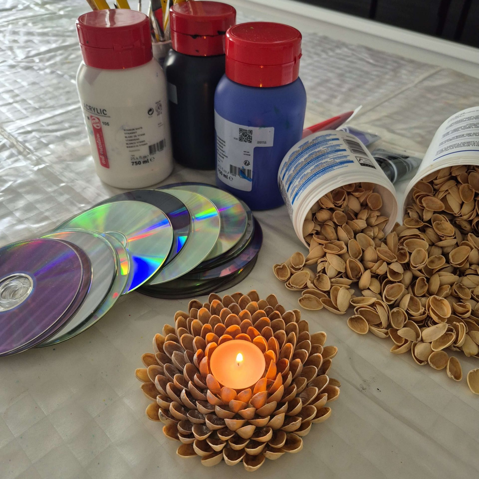 Svietnik z pistácií vytvorení počas akcie Múzejné stredy so seniormi.