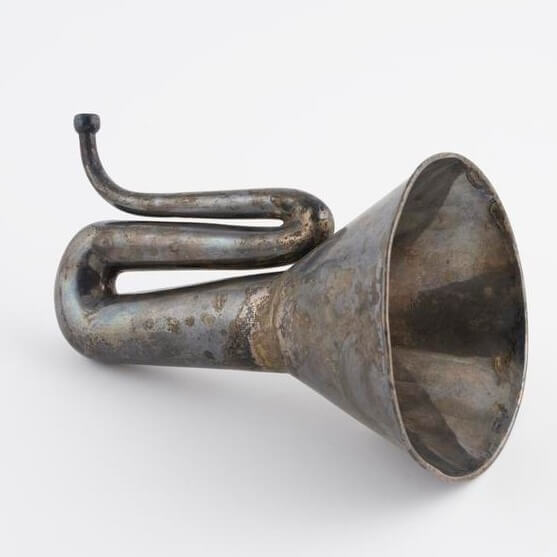 Ušná trúbka ako zbierkový predmet v múzeu.