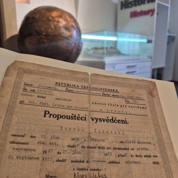 „Propouštěcí vysvědčení“ z 26. júna 1937, vystavené pre žiaka Štefana Žikavského zo Skýcova.