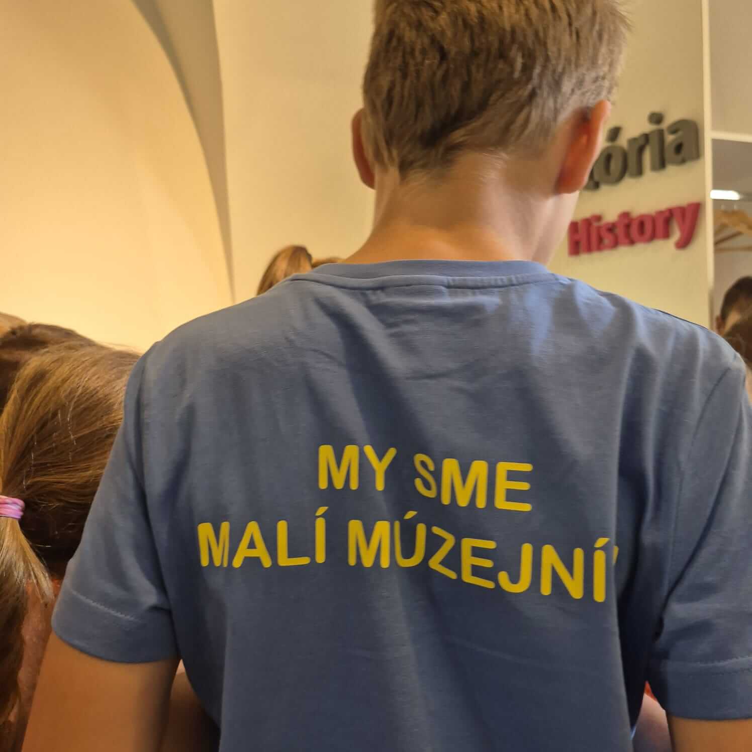Tričko s nápisom My sme malí múzejníci.