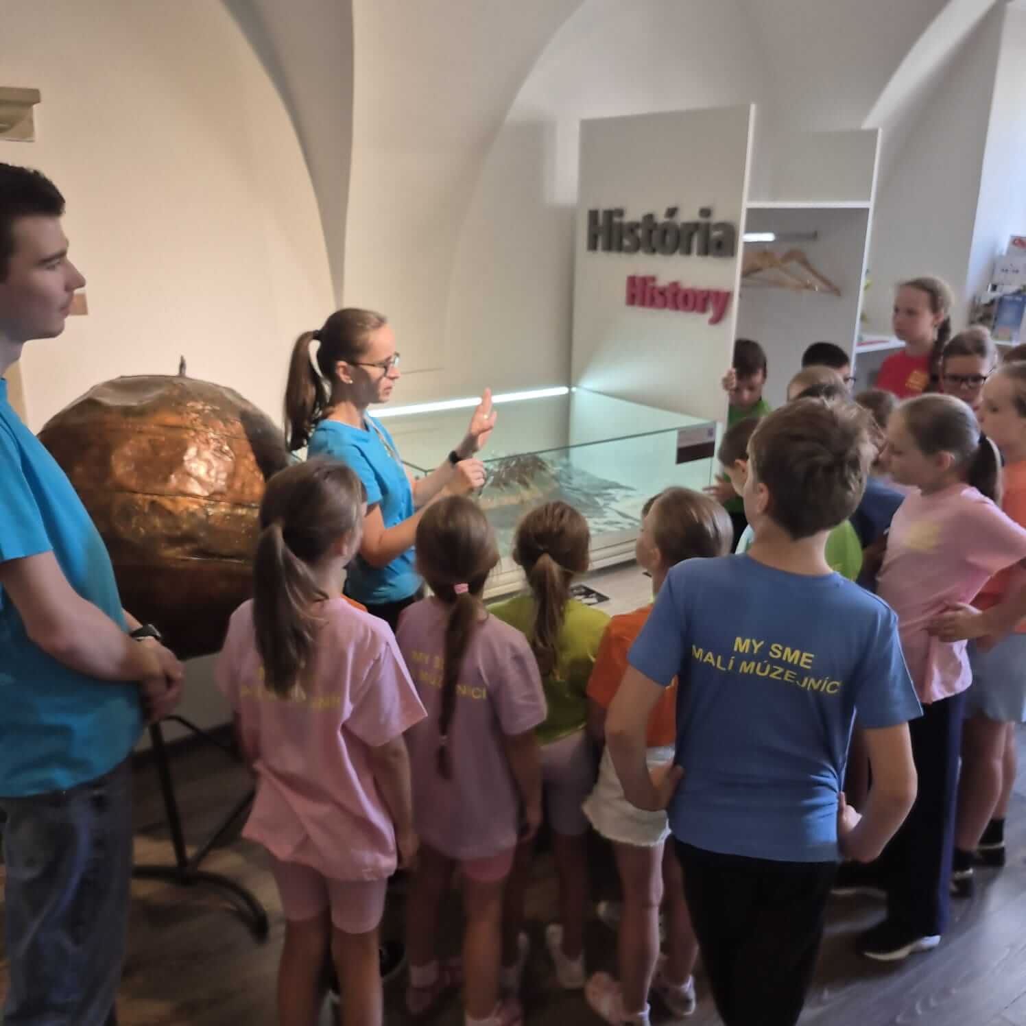 Malí múzejníci na prehliadke Múzea špeciálneho školstva v Levoči.