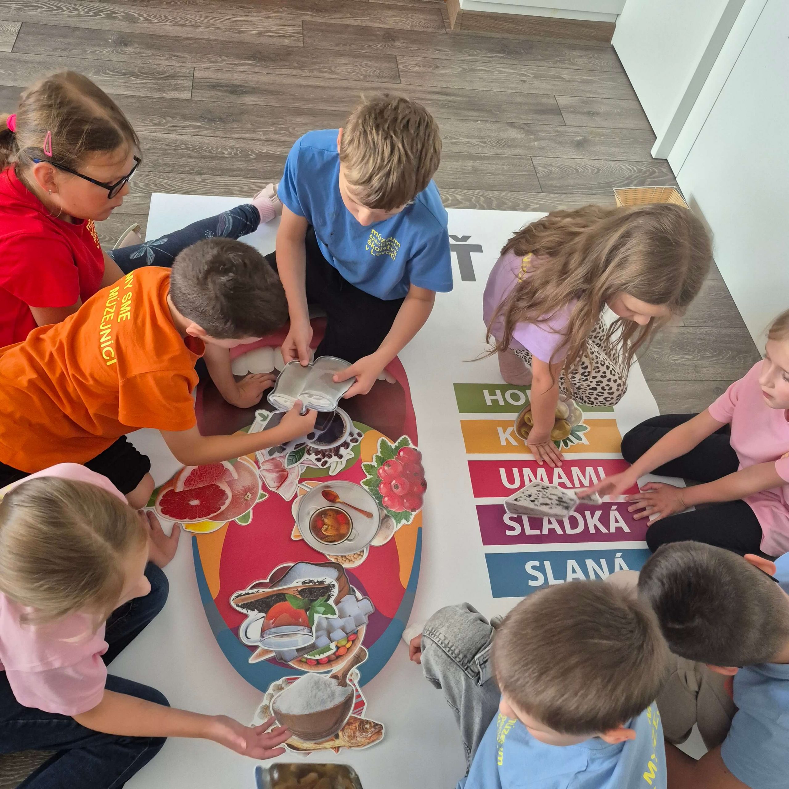 Návštevníci hádajúci chuť vybraných potravín.