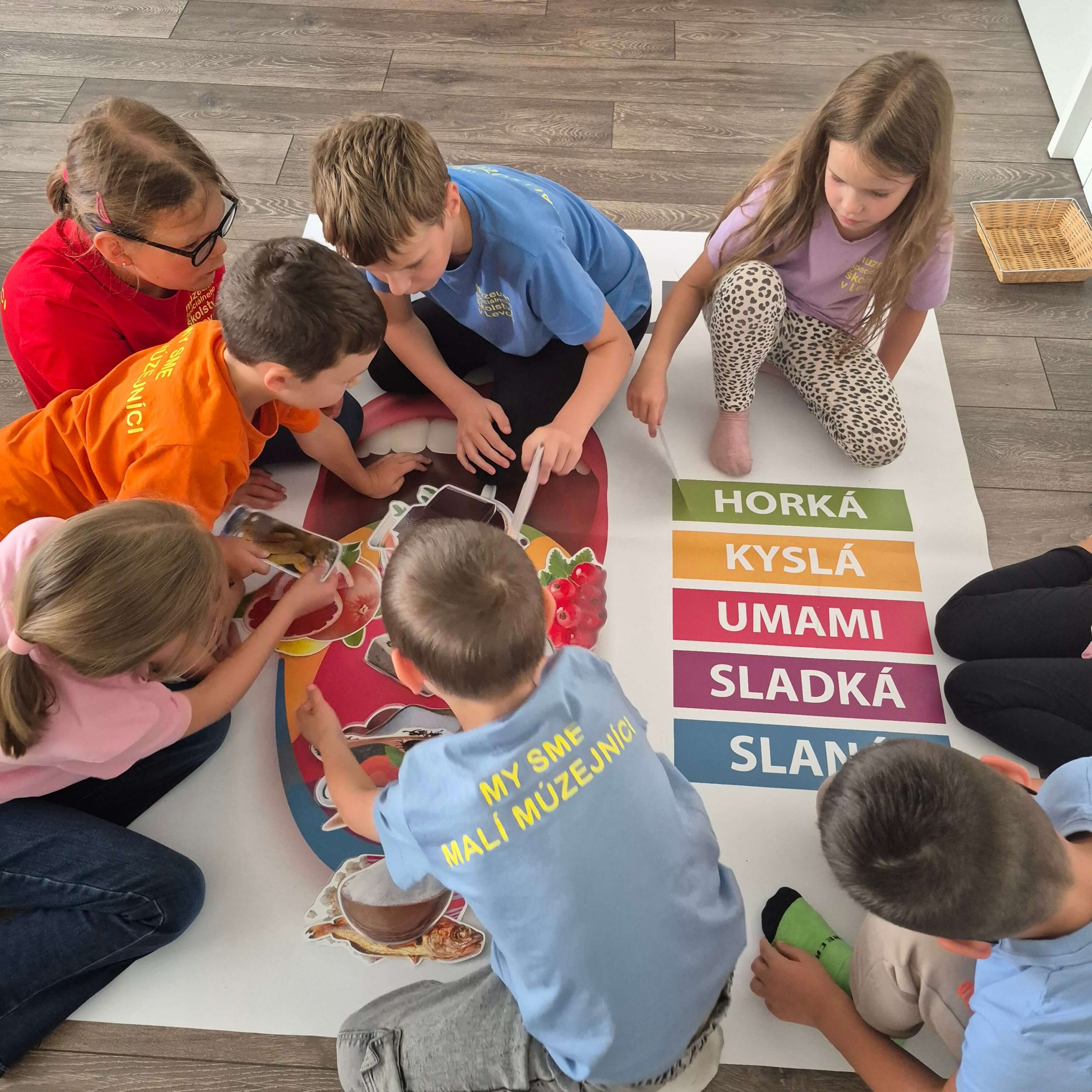 Návštevníci hádajúci chuť vybraných potravín.