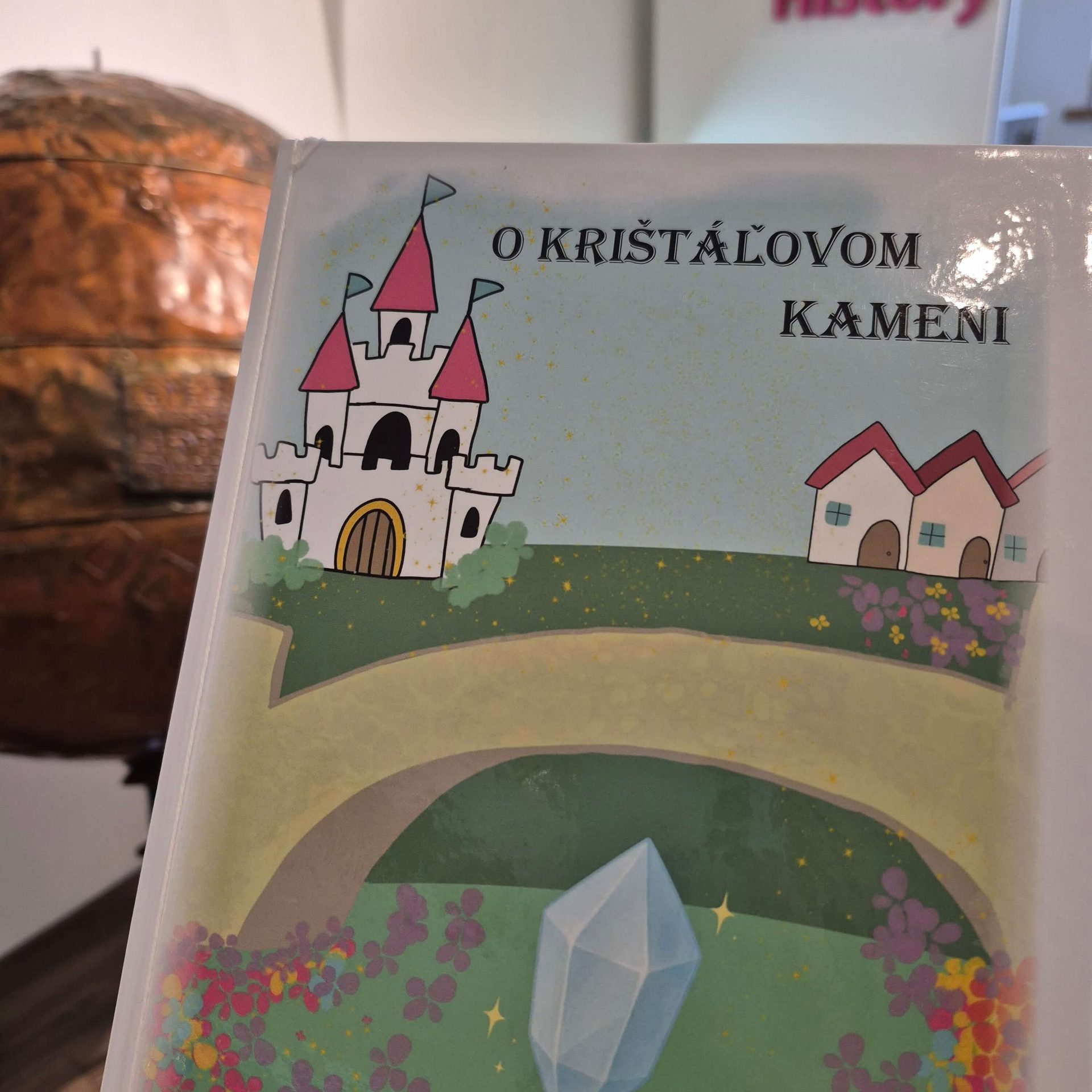 Kniha O krištáľovom kameni v Múzeu špeciálneho školstva v Levoči.