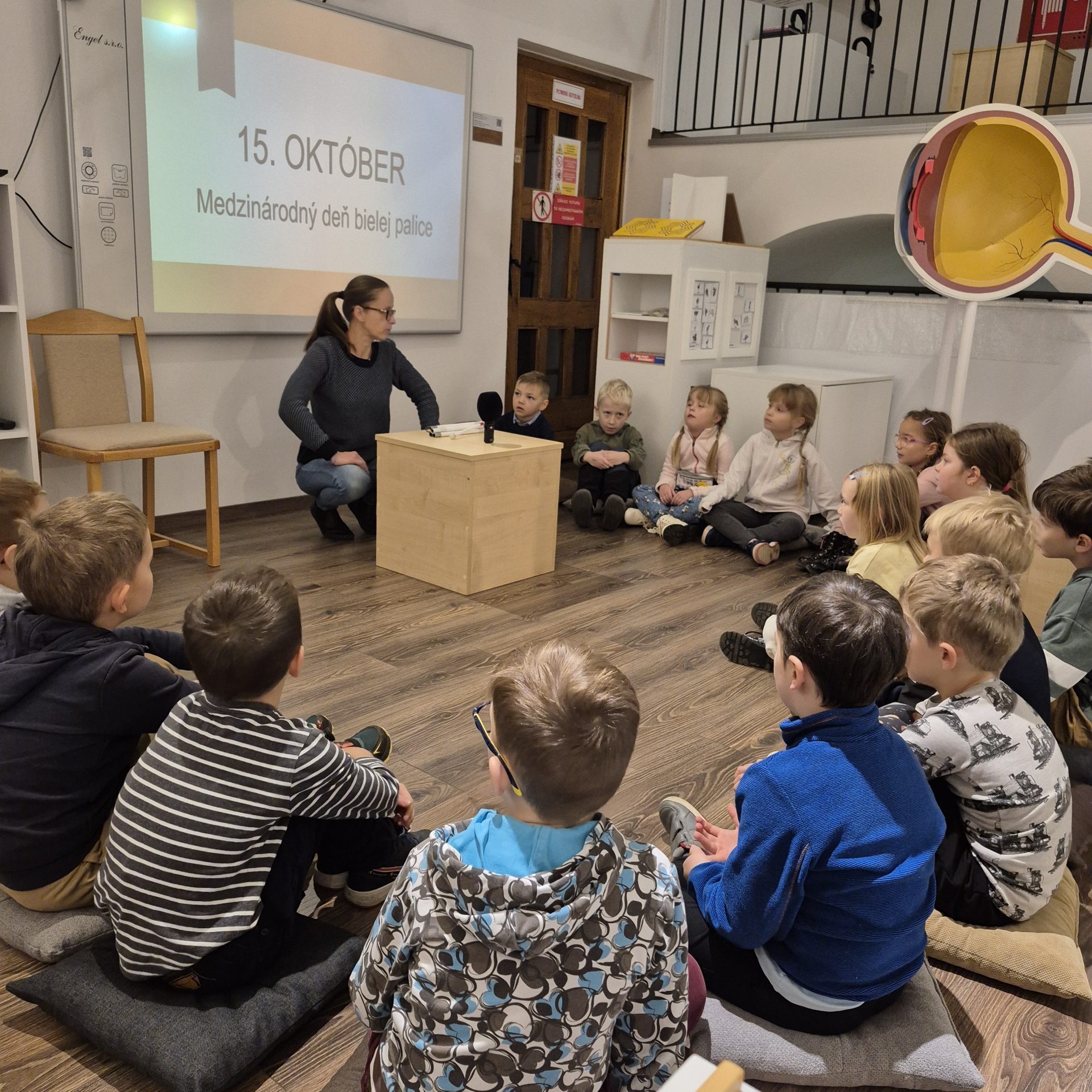 Návštevníci s lektorkou na programe venovanej bielej palici v Múzeu špeciálneho školstva v Levoči.