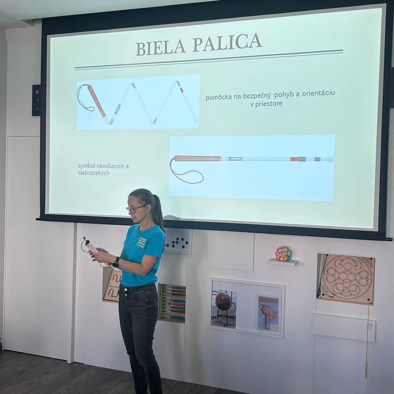 Lektorka rozprávajúca o bielej palici.
